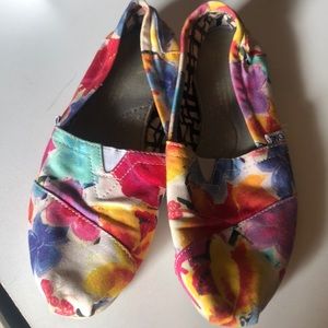 Floral Tom’s